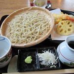一久 - 「天ざる」（１４００円）：天ぷらも衣がカリカリサクサク。蕎麦汁も上品で蕎麦との相性抜群！