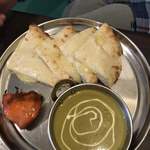 インドネパールレストラン&バー ヒムツリ - チーズナンセット　　ほうれん草のカレー