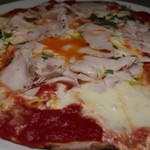 アンディアーモ - 古白鶏の自家製ハムとおとし卵のピザ
