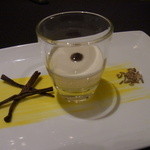 アミューズ／レモン、バニラ風味のジュレにしアニスの香るクレームと