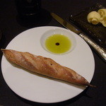 小さなバケットとオリーヴオイル、濃縮バルサミコ酢