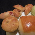 ガストロノミー ジョエル・ロブション - パン／ミルクパン、バジルを練り込んだパン、玉葱のパン、ベーコンエピ