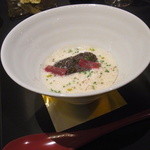 ガストロノミー ジョエル・ロブション - フォアグラ／トピナンブール、イベリコ生ハムのブイヨンで滑らかにスープにしポアレしたフォアグラとパルメザンチーズのフランに注いで