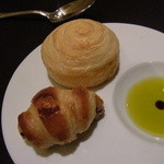 ガストロノミー ジョエル・ロブション - パン／岩塩を乗せたパン、アンチョビパン