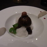ガストロノミー ジョエル・ロブション - ショコラ／フォレ・ノワール、しっとり焼き上げたガトーショコラにアマレナチェリーのソースとクレームを添えて