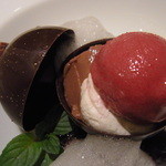 ガストロノミー ジョエル・ロブション - ショコラのボールを開けると中には・・・