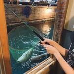 釣船茶屋 ざうお - 個室の窓から魚釣り