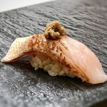 Sushi Okada - 喉黒(炙りで）：喉黒の肝のせ・・脂がのり美味しいですし、肝もいい味わい。