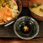 大阪串焼 串イッカ - お好みで、わさび醤油。