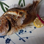 Salt-grilled live sea bream (reservation required)