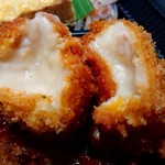 炭焼き弁当 たまご家 - カニクリームコロッケの断面