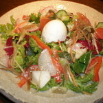 月 - 二十種野菜と半熟卵のサラダ　￥840