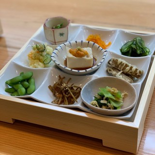Kappo cuisine created by Toshihisa Matsuura, who served as the head chef of Nadaman for a long time.