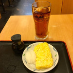 かのや - ウーロンハイ280円、だし巻き卵250円