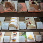 Apewachakafe - 『ape 和茶cafe』ショーケース：テイクアウトも可能。喫茶時のケーキもここから選びます。