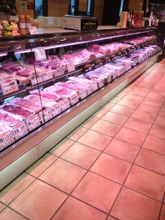 Feinkost Metzgerei Katayama Yugen Gaisha Katayama Niku Ten - おいしそうな肉が並ぶショーケース