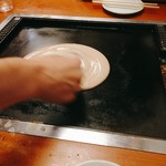 海鮮もんじゃ 片岡 - あんこ生地を焼いてくれてます