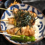 Yakitori Shusai Kinase Xe - 左手で串を持つための丼配置