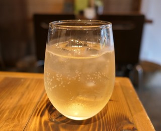 ピピネラ - （2019/7月）自家製果実酒「びわ」のソーダ割り