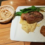 Trattoria RUUUST - お肉ランチはドーンと分厚い迫力のローストポーク、パンデュースさんのしっとり柔らかバゲット付き