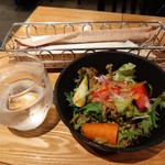 Trattoria RUUUST - ランチはサラダかスープ付き、カラフルなサラダには柑橘風味のドレッシングがサッパリ爽やか