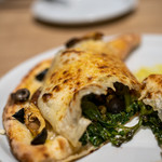 ブラッチェリー ロトンド 小淵沢店 - 2019.10 白州産キノコとツル菜のアンチョビ カルツォーネ（1,600円）