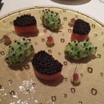 ロオジエ - 八海山サーモンとオシェトラキャビア。松ぼっくりみたいなやつはスライスした胡瓜。