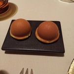 ロオジエ - サーモン&キャビアに添える ジャガイモパンケーキ。「たこ焼きスタイル」との事。当然ながら焼きたてです。