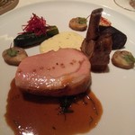 ロオジエ - イベリコ豚骨付きロース肉のロースト  豚足のブレゼ  リンゴを添えたブーダンノワール  ハーブをきかせたジュのソース