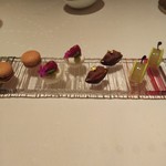 ロオジエ - アールグレイのマカロン、バシュラン、ショコラバナナタルト、メレンゲではさんだリンゴのコンポート