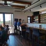 cafe きら - カウンター席とテーブル席