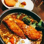 アジアンスープカリー べす - 2019/8  フィッシュフライ＆焼きチーズカリーダブル5.5番、ブロッコリートッピング、クーポンで野菜コロッケトッピング