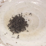 すし縁 - お醤油の代わりに、頂いた黒いお塩