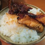 Shichirin Yakiniku Wakabaya - 「ツラミ＆アカセンオンザライス（中）」！やっぱり元気が出る美味さです。