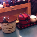 Komoro Soba - 左側の容器に刻んだねぎが、右側の容器には紅生姜が入っています。