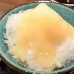 お城茶屋 - 白桃ピューレをかけたところ。凍らせた白桃をそのまま削ったようなかき氷になって、とってもフルーティーです。