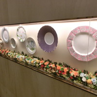 モナリザ 丸の内店 - 壁に飾られたお皿