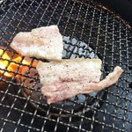 米沢牛焼肉 仔虎 仙台駅前店 - 岩中ぶたを焼きました