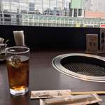 米沢牛焼肉 仔虎 - カウンター席から外の眺めです