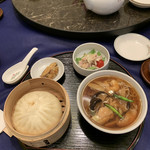Akasaka Ishingou - 目玉ランチ（肉饅頭、五目つゆそば、サラダ、茄子の挟み揚げ）