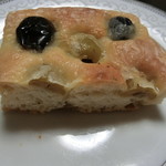 117084093 - フォカッチャ オリーブ(断面)