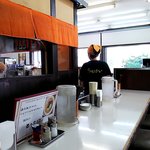 交野きんせい - 手前カウンター、店内