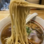 川の先の上 - 麺はＧ麺７系らしい、小麦の香る中細麺ストレート麺