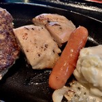 炭火焼肉くらた - 和牛デミハンバーグ定食(\1,200)　チキンとソーセージ、マッシュポテト風のポテサラ
