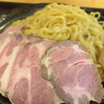 支那そば 僉 - ロゼカラーのチャーシューと極太ちぢれ麺が美味しい！