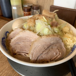 ジャンクガレッジ - 味玉ラーメン大盛り、豚2枚追加、野菜マシ、ニンニクダブル、アブラ