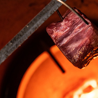 用“焦炭”烤制，连肉汁都封在里面的牛排