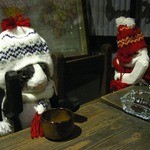 うさぎとぼく - お店の奥にいるうさぎさん、(左から)ジョブズとクックの2月の衣装はこれだよ！ボキらとお揃いの帽子だ～