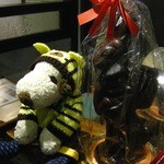 うさぎとぼく - カウンターには、こないだの怪しい巨大うさぎ形チョコが！横に並んで座ってみるとこんな感じ。