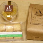 うさぎとぼく - 今日のおみやげはこれだよ。ドライフルーツ(パイン)、キューブクッキー(ココナッツ)、珈琲。